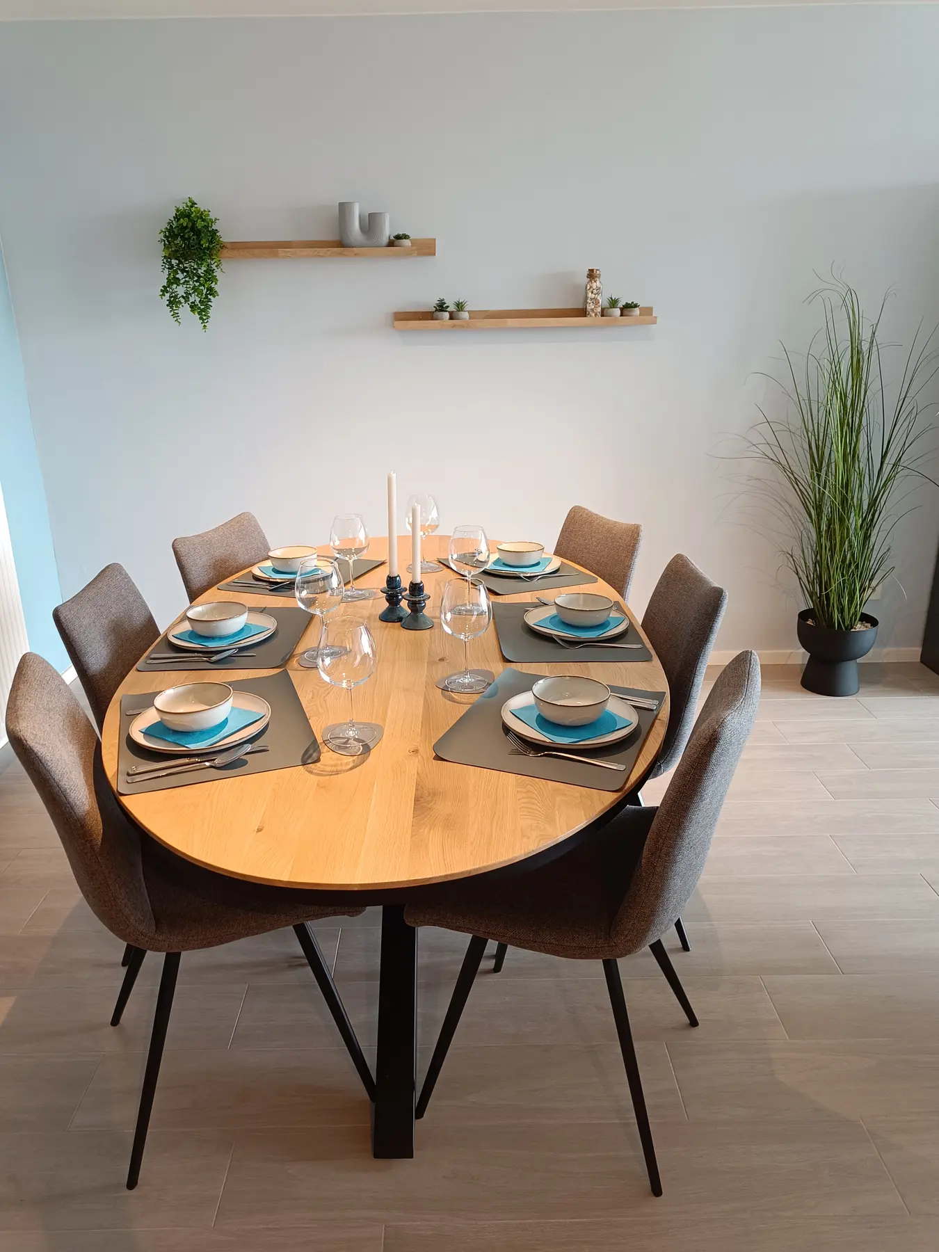 Gedekte eettafel voor zes personen